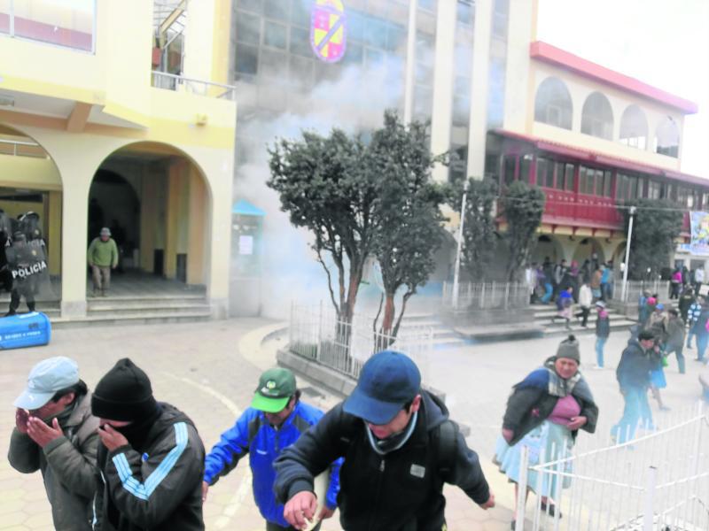 Población se enfrenta a policía por el agua