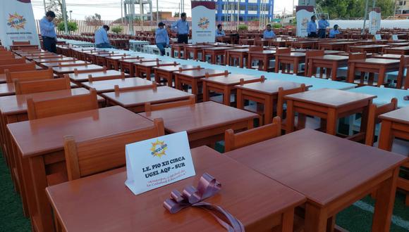 Gobierno regional hizo entrega de sillas y mesas para estudiantes de Arequipa.