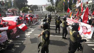 Simpatizantes de Fuerza Popular y Perú Libre se congregaron frente al Congreso (FOTOS)