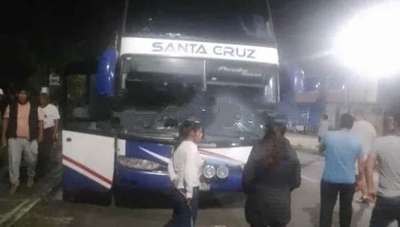 Los pasajeros y el chofer del bus establecieron la denuncia. Foto/Difusión.