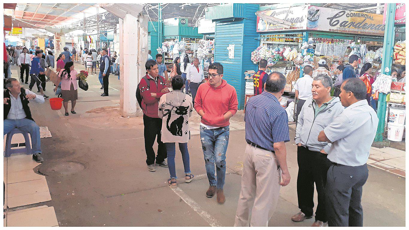 Comerciantes pernoctan para evitar desalojo de puestos del Modelo 