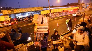 Ambulantes de San Luis son desalojados en mercado de frutas y se pasan a La Victoria (FOTOS)