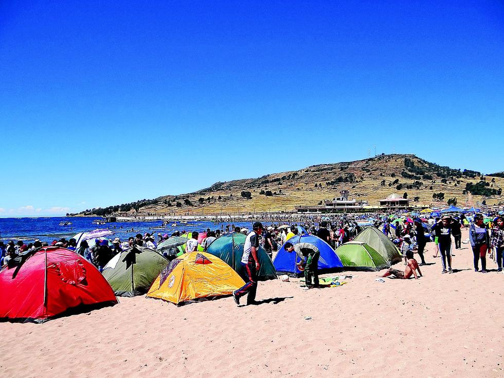 Veinte mil bañistas abarrotan playa de Juli