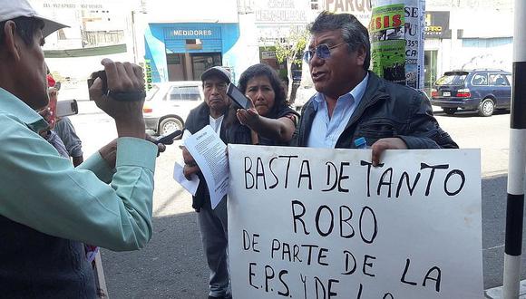 Excandidato Julio Loza se encadena en el frontis de la EPS