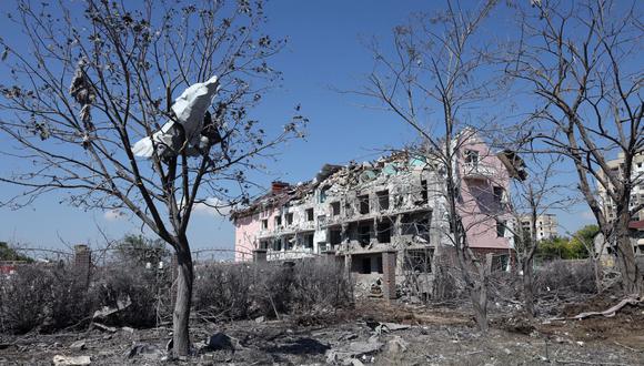 Esta fotografía tomada el 1 de julio de 2022 muestra una vista general de un edificio destruido después de ser alcanzado por un misil en la ciudad ucraniana de Sergiyvka, cerca de Odessa, que mató al menos a 20 personas e hirió a 38. - Durante la noche del 30 de junio El 1 de julio de 2022, dos misiles fueron disparados por un "avión estratégico" desde el Mar Negro, golpeando edificios, según los servicios de emergencia ucranianos. (Foto de Oleksandr GIMANOV / AFP)