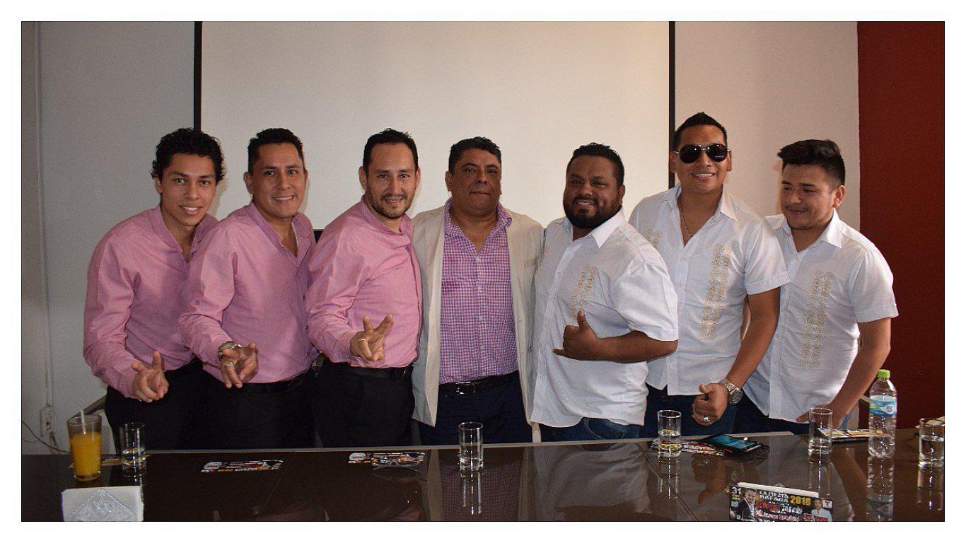 Rodrigo Tapari y su banda en la fiesta de fin de año en Trujillo 