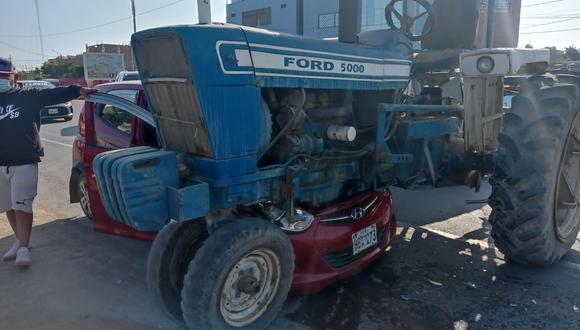 Pisco: Conductor salva de morir al impactar su auto contra tractor