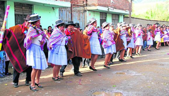 Residentes del sur en Huancayo gozan con fiesta de carnavales