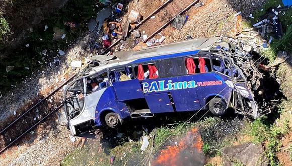Foto de un folleto facilitado por el equipo de Bomberos de Minas Gerais que muestra un autobús que se estrelló en Joao Monlevade, Brasil. (EFE/Bomberos de Minas Gerais).
