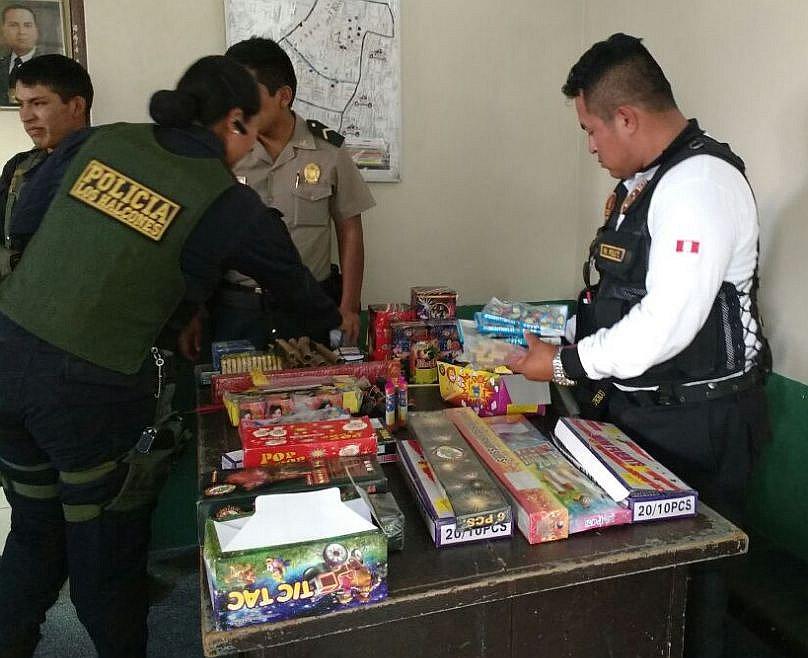 Intervienen a mujer por vender pirotécnicos en feria navideña