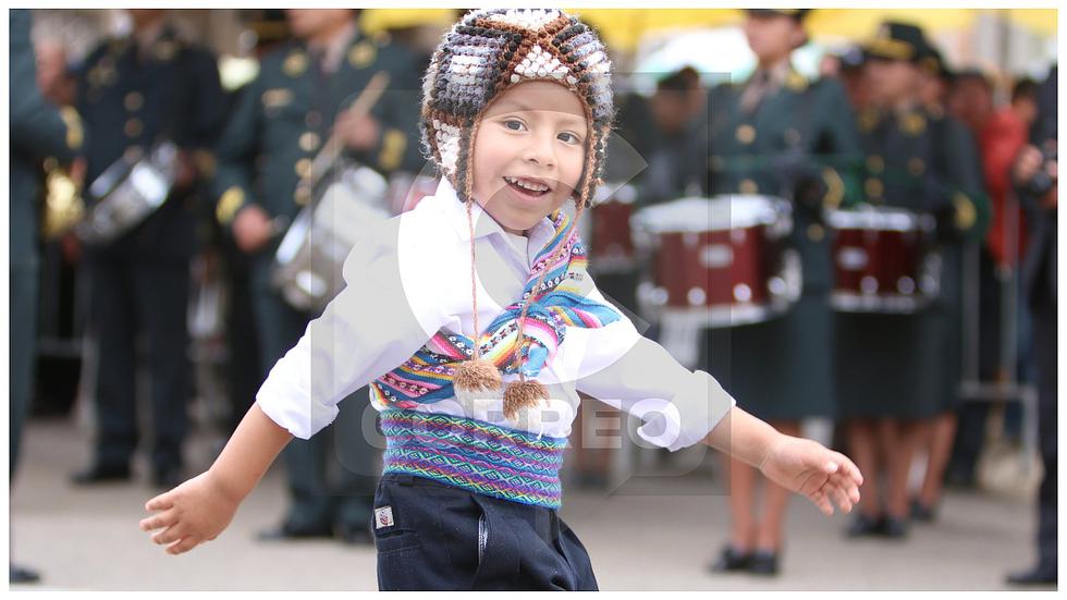 'Pérez' y  'Carhuancho' se juntan en desfile por aniversario en Huancayo (FOTOS)