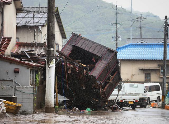 Estructura de un edificio arrastrada por las inundaciones debido a la lluvia torrencial  en una calle en Hitoyoshi, prefectura de Kumamoto (Foto: STR / JIJI PRESS / AFP)