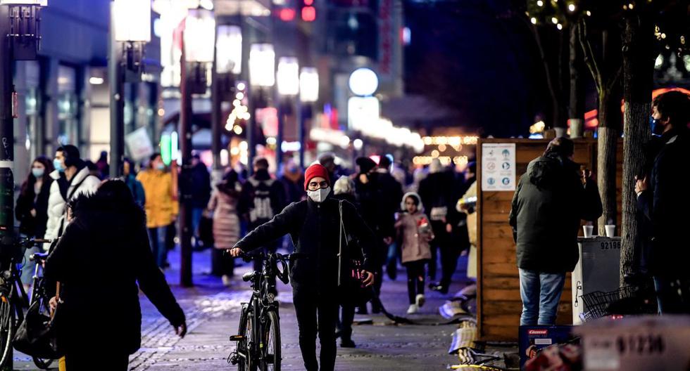 La gente compra en una calle de Berlín, Alemania, el 14 de diciembre de 2020. (EFE/EPA/FILIP SINGER).