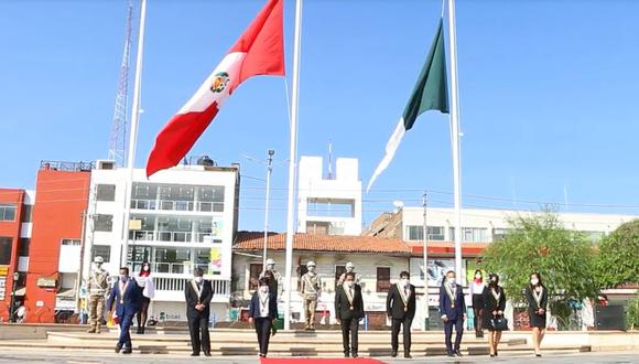 Autoridades en izamiento de banderas en la Plaza de la Constitución