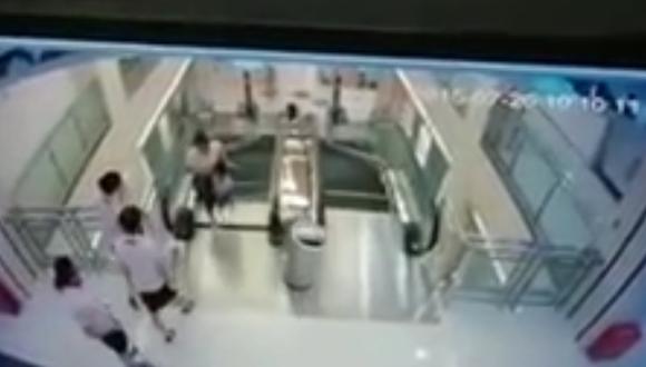 ¡Espeluznante! Mujer muere al ser «tragada» por una escalera mecánica (VIDEO)