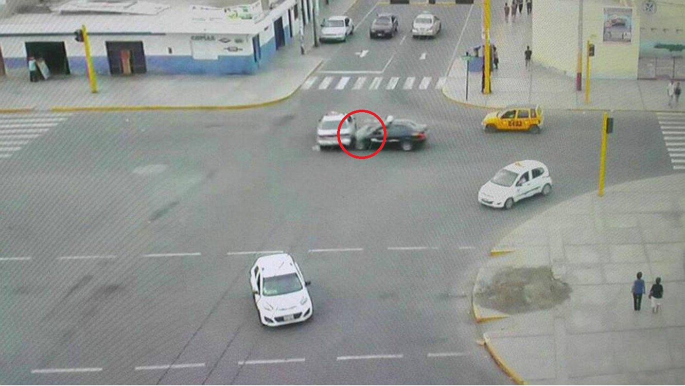 Cámara de seguridad registra aparatoso accidente en Chimbote (VIDEO)