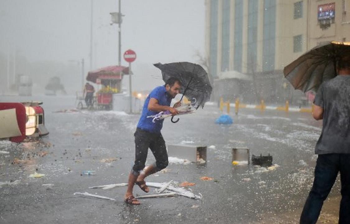 Youtube: Intensa tormenta de granizo remece Estambul 