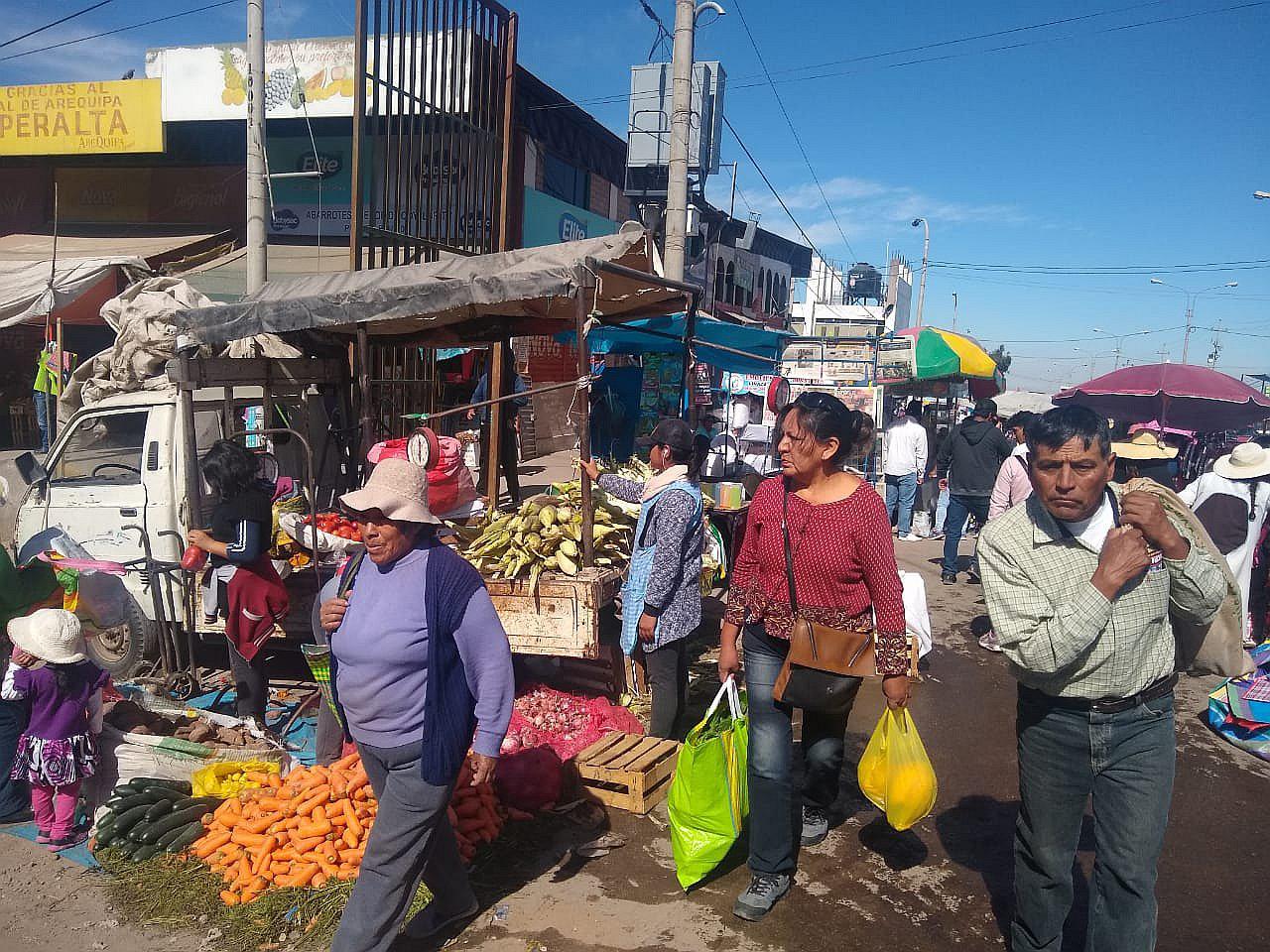 Cerro Colorado establece ferias en calles de zona comercial