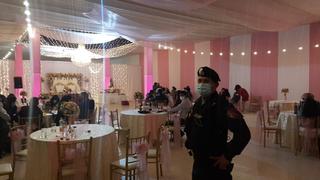 Detienen a novios por organizar boda civil en local de  Huancayo con 50 personas 