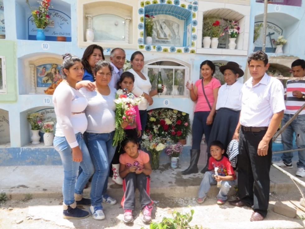 Miles de personas visitan a sus seres queridos en cementerios de Huanta (Fotos)