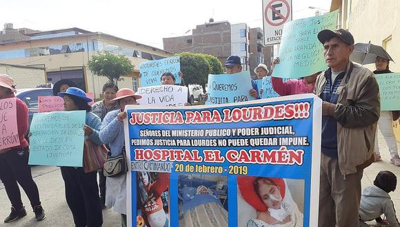 ​Familiares de menor internada protestan por presunta negligencia