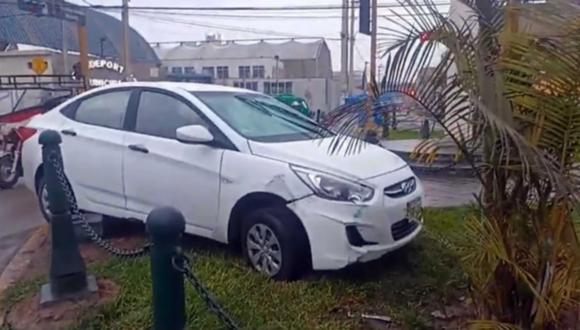 Conductor colisiona su automóvil cerco del óvalo Santos Nagaro en Chincha