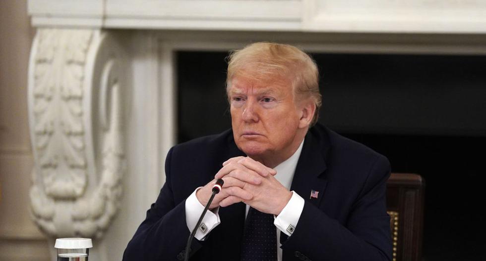 El presidente Donald Trump escucha durante una reunión con ejecutivos de la industria de restaurantes sobre la respuesta al coronavirus, en el comedor estatal de la Casa Blanca. (AP Photo/Evan Vucci)