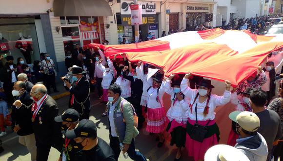 Recorrieron la avenida San Martín a las 11 horas cuando había terminado la ceremonia oficial en el centro. (Foto: Adrian Apaza)