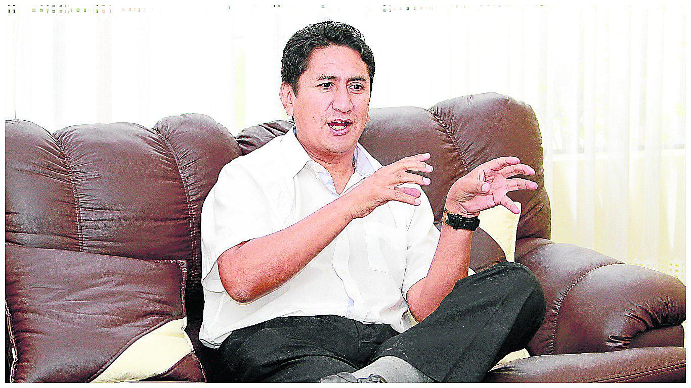 Perú Libertario aún no decide si apoyarán a Verónika o a Gregorio Santos