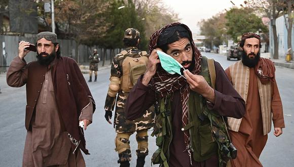 Combatientes talibanes patrullan cerca del hospital militar Sardar Mohammad Dawood Khan en Kabul el 2 de noviembre de 2021, después de que al menos 15 personas murieron en un ataque a un hospital militar. (Foto: Wakil Kohsar / AFP)