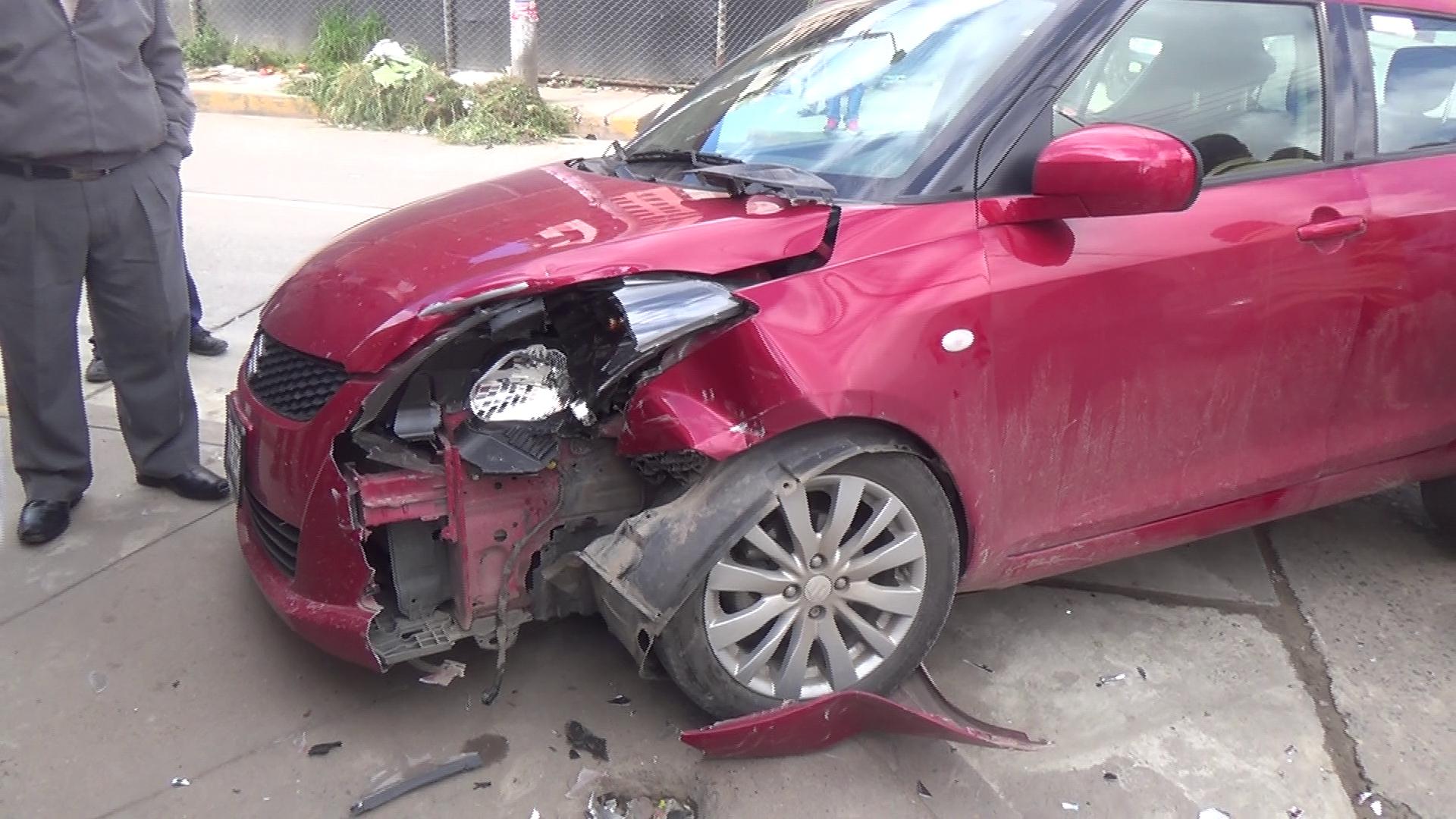 Auto choca contra poste tras ser impactado por minivan (VIDEO)