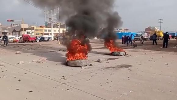 Los manifestantes quemaron llantas en señal de protesta. (Foto: Difusión)