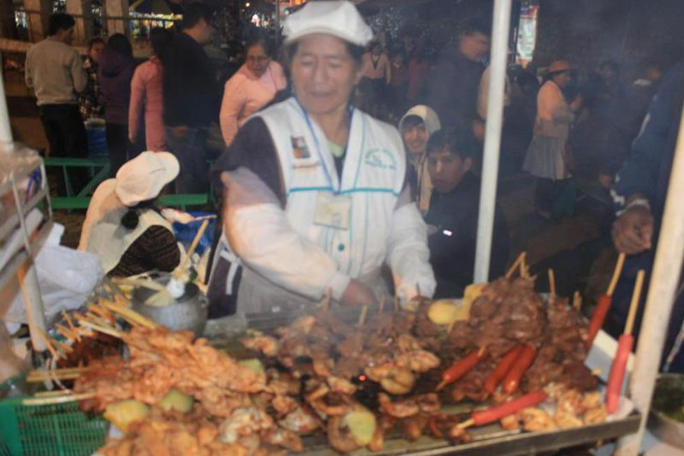Comida criolla inunda las noches del mercado Modelo (FOTOS)