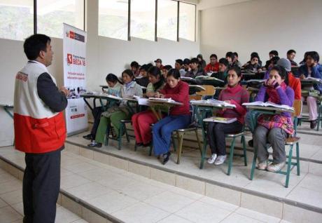 Pronabec niega exclusión de becados y evalúa reconsideración