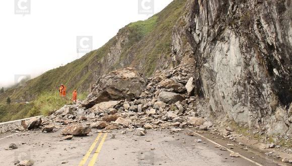 Retiran piedras y tierra en carretera entre Mollendo y Matarani