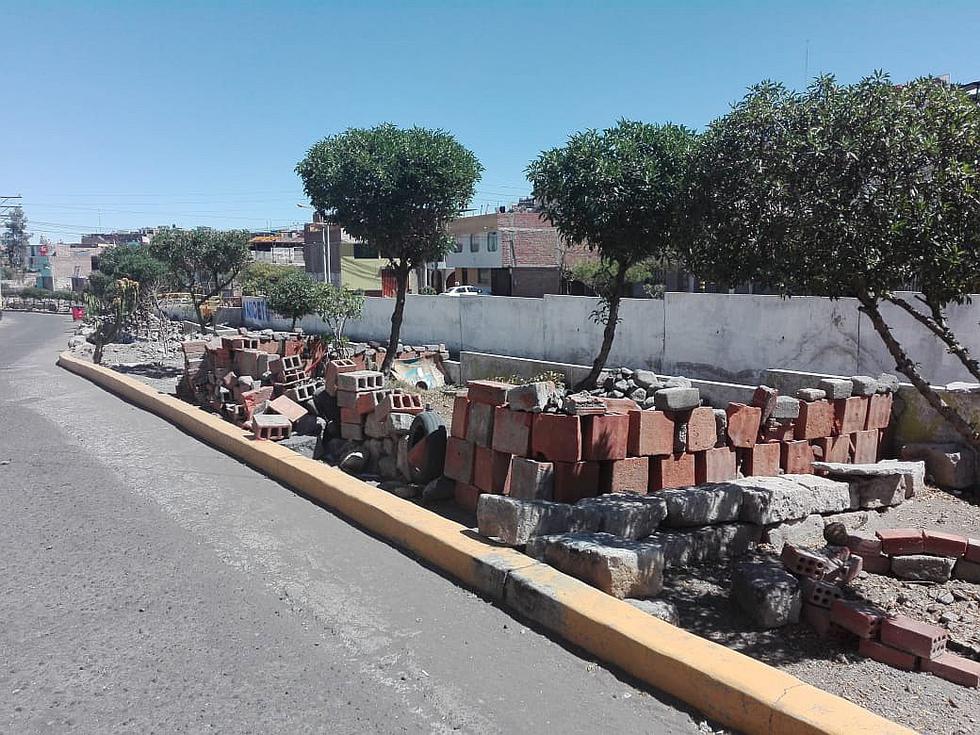 Municipio no recoge escombros de vía pública (FOTOS)