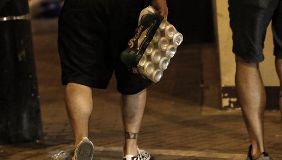 Jóvenes llevando latas de cerveza para su consumo. (Foto: Renzo Salazar/@photo.gec)