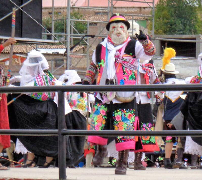 Policías se disfrazan de 'chutos' para cuidar fiesta de la Tunantada