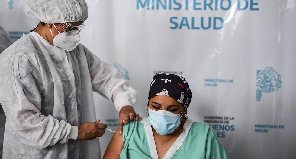 Macarena Barrios, trabajadora de salud del Hospital Isidoro Iriarte Quilmes, es la primera en recibir la vacuna Sputnik V contra el nuevo coronavirus COVID-19 en esta institución de Quilmes, Provincia de Buenos Aires, Argentina, el 29 de diciembre de 2020. (Ronaldo SCHEMIDT / AFP).