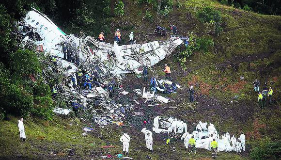 Avión que trasladaba a equipo brasileño de fútbol se estrella cerca de Medellín