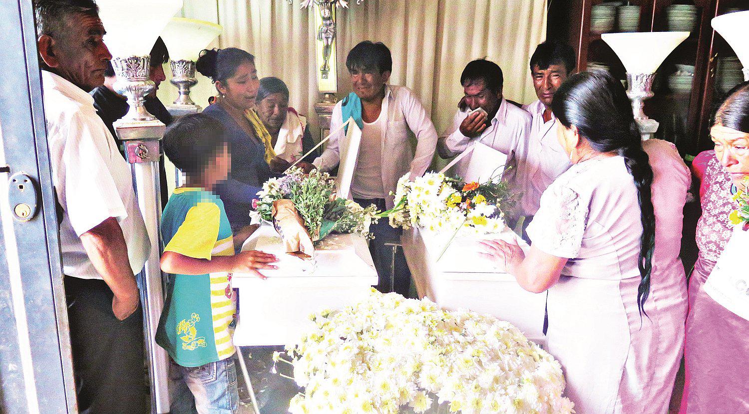 Hermanitos se ahogan en una zanja de obra de saneamiento