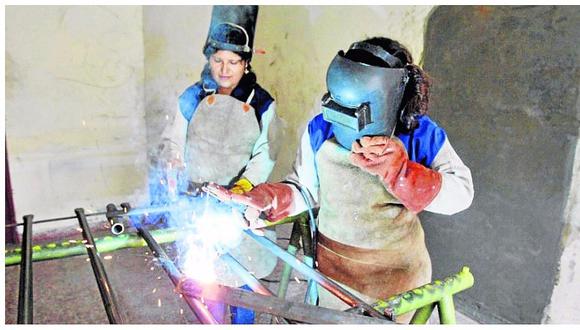 ​Las mujeres lideran el 25 % de las empresas manufactureras en Perú
