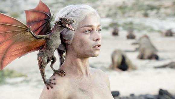 "Game of Thrones": Emilia Clarke decidió tatuarse a sus 'hijos' 