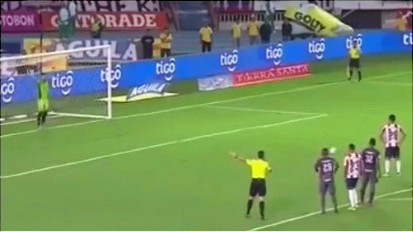 ​Seleccionado colombiano que enfrentará a Perú ejecutó el peor penal del año (VIDEO)