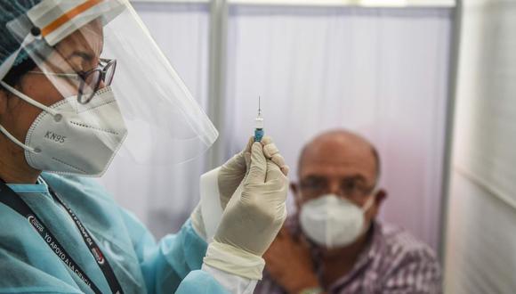 Más de 100 millones de dosis de vacunas contra el coronavirus se administraron en el mundo. (AFP/ERNESTO BENAVIDES).