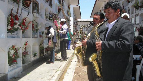 El consumo de licor se hizo presente en los cementerios de Puno