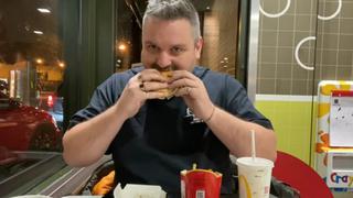 El hombre que se comió una hamburguesa enterrada en su jardín hace un año 