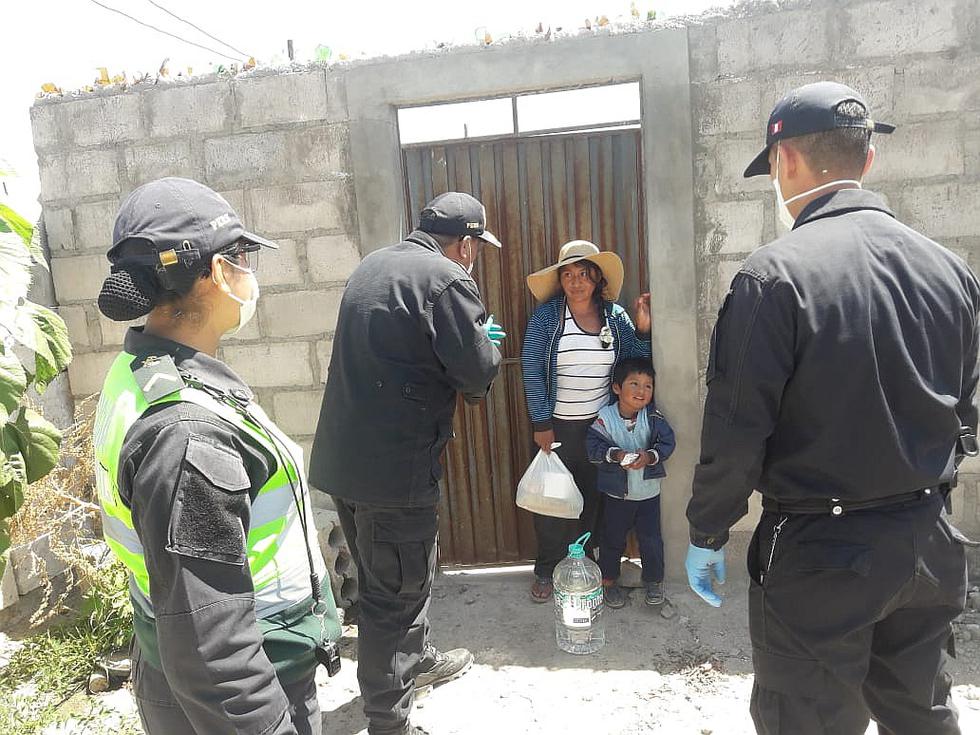 Policías de Cerro Colorado y Alto Selva Alegre donan canastas a familias pobres 