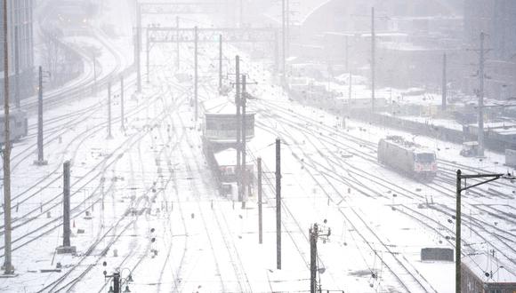 Un motor de tren Amtrak se mueve a lo largo de las vías en el patio de trenes en Union Station en Washington, DC, durante una tormenta de invierno el 16 de enero de 2022. (Foto: Stefani Reynolds / AFP)