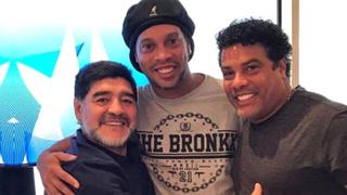 Diego Maradona hará propuesta a Ronaldinho cuando recupere su libertad  